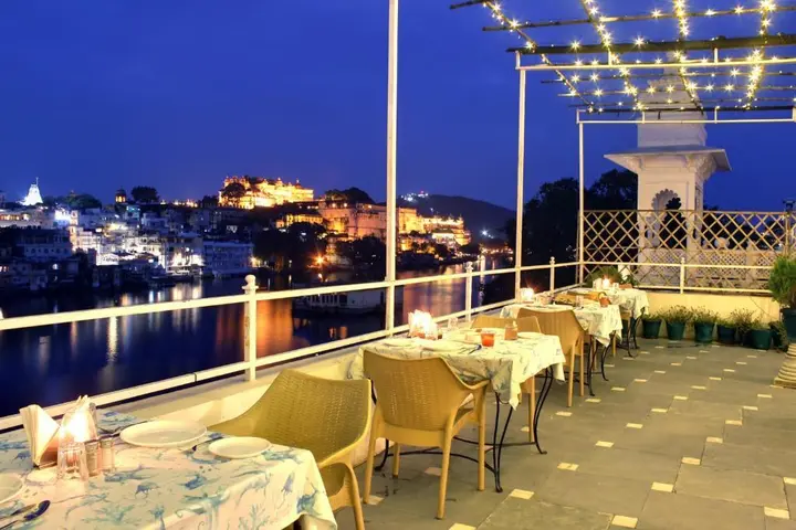 Удаипур: Hotel Sarovar on Lake Pichola