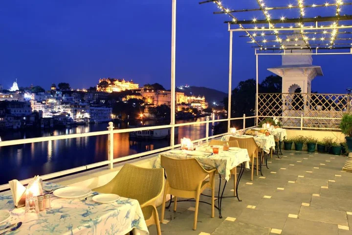 Удаипур: Hotel Sarovar on Lake Pichola