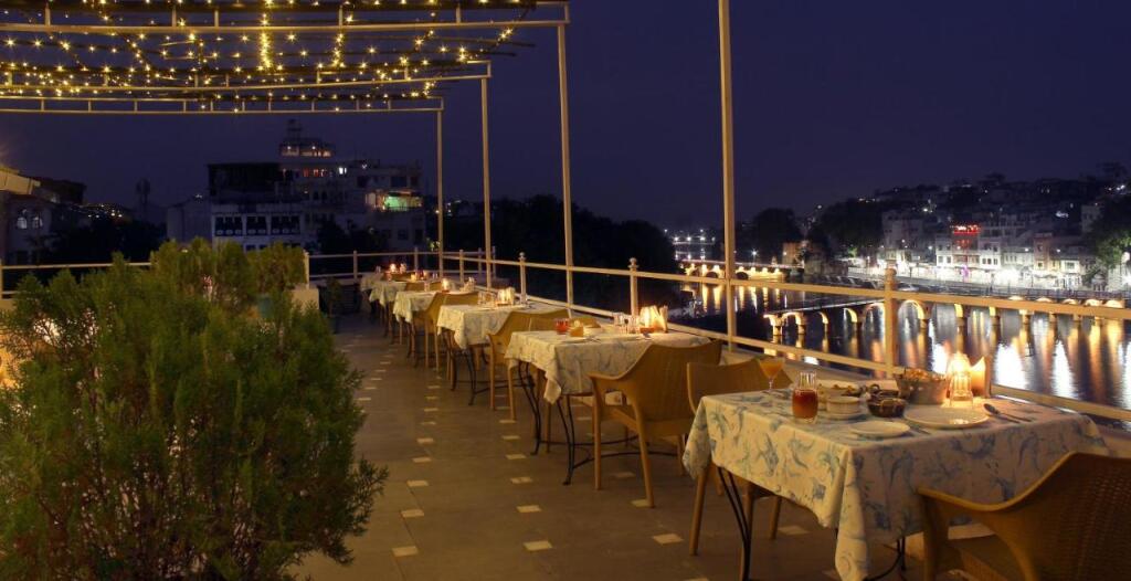 Удаипур: Hotel Sarovar on Lake Pichola