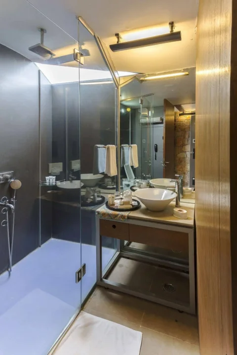 Садри: Mana Hotels