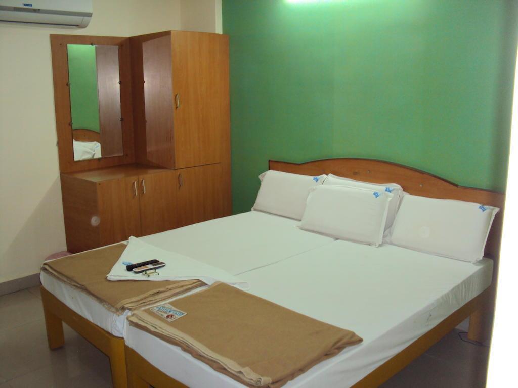 Тирупати: KVP Residency