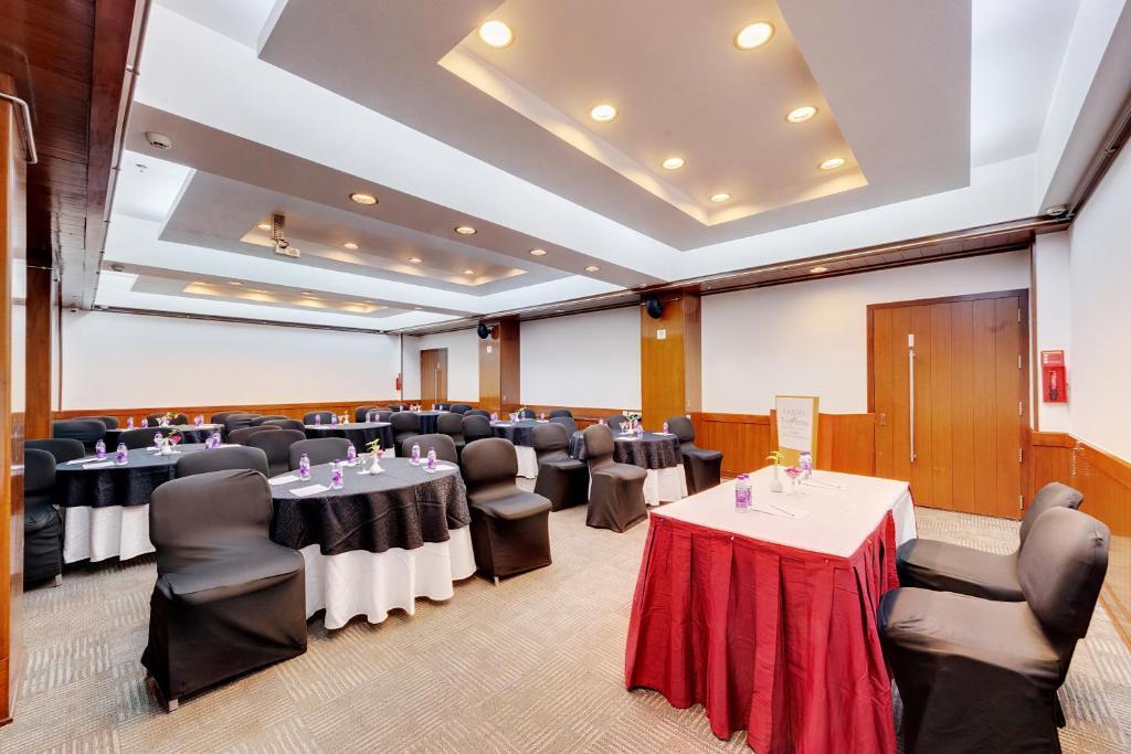 Пуна: E-Square The Fern Pune, Series by Marriott