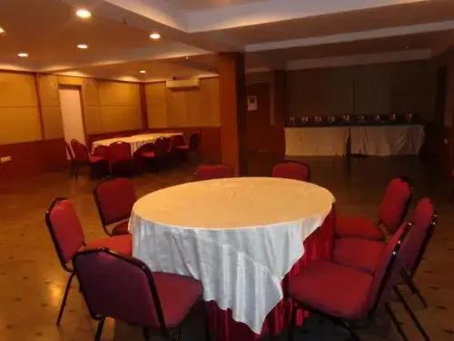 Шамшабад: Oyster Airport Hotel