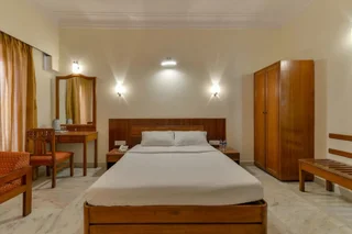 Мумбаи: Hotel Ajanta Juhu near Juhu Beach