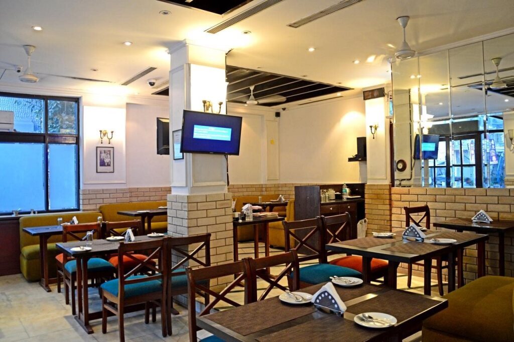 Hotel Ajanta Juhu near Juhu Beach — фото 2