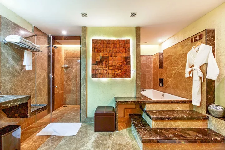 Недумбассери: Flora Airport Hotel and Convention Centre Kochi