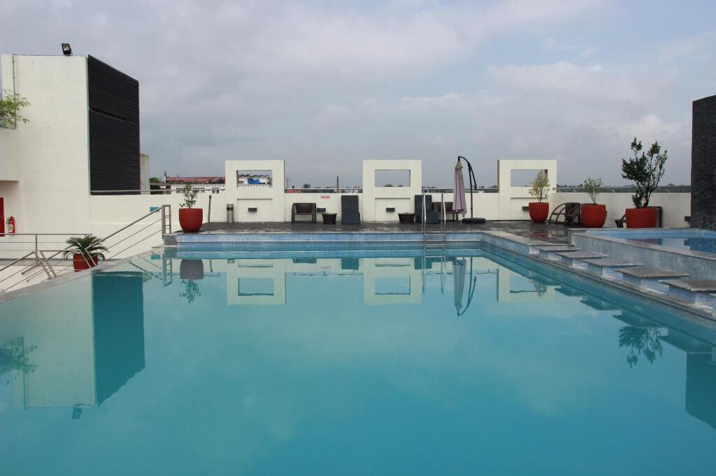 Недумбассери: Flora Airport Hotel and Convention Centre Kochi