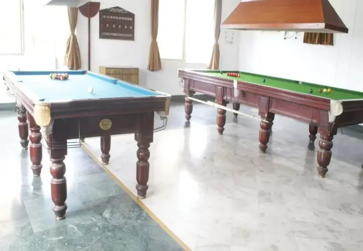 Лакхнау: Charans Club and Resorts