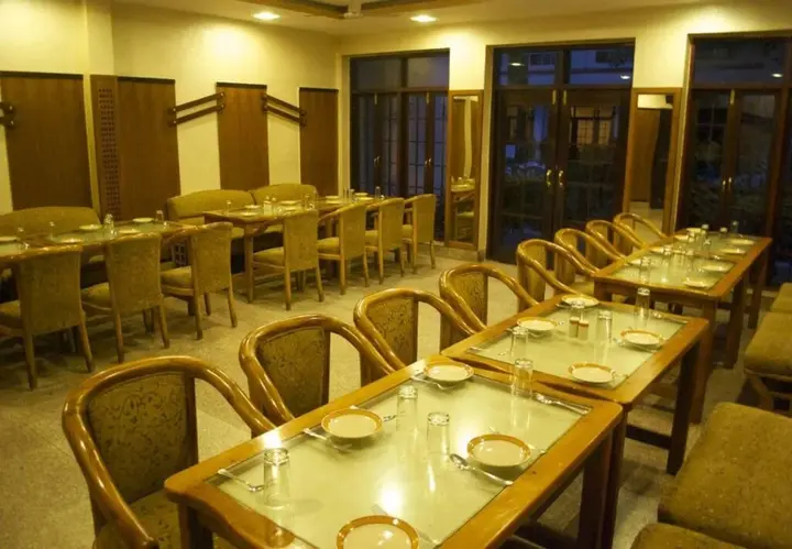 Лакхнау: Charans Club and Resorts