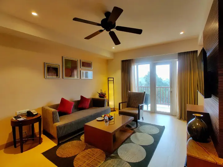 Лонавала: Fariyas Resort Lonavala