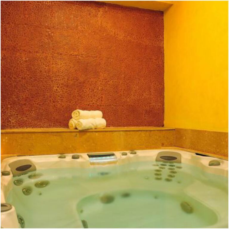 Лонавала: Fariyas Resort Lonavala