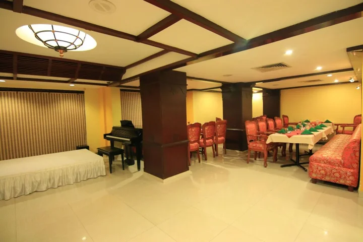 Кондотти: Westway Hotel