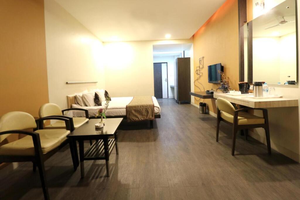 Аурангабад: Hotel AGC