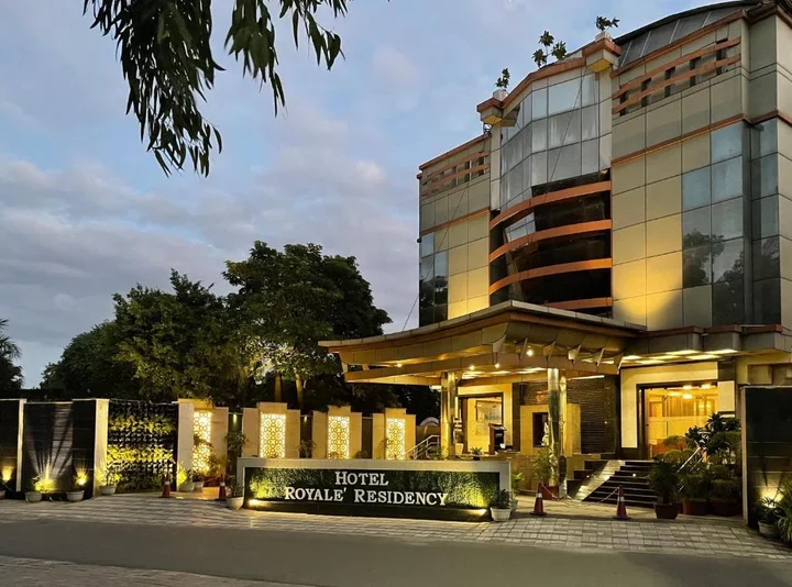 Агра: Royale Sarovar Portico Agra