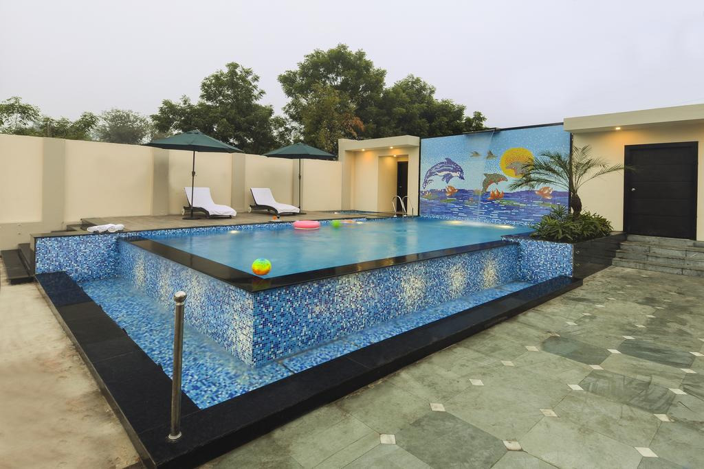 Агра: Royale Sarovar Portico Agra
