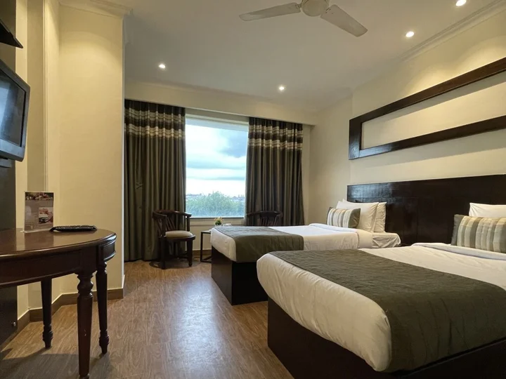 Агра: Royale Sarovar Portico Agra