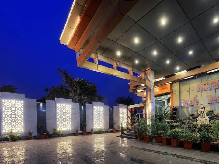 Агра: Royale Sarovar Portico Agra