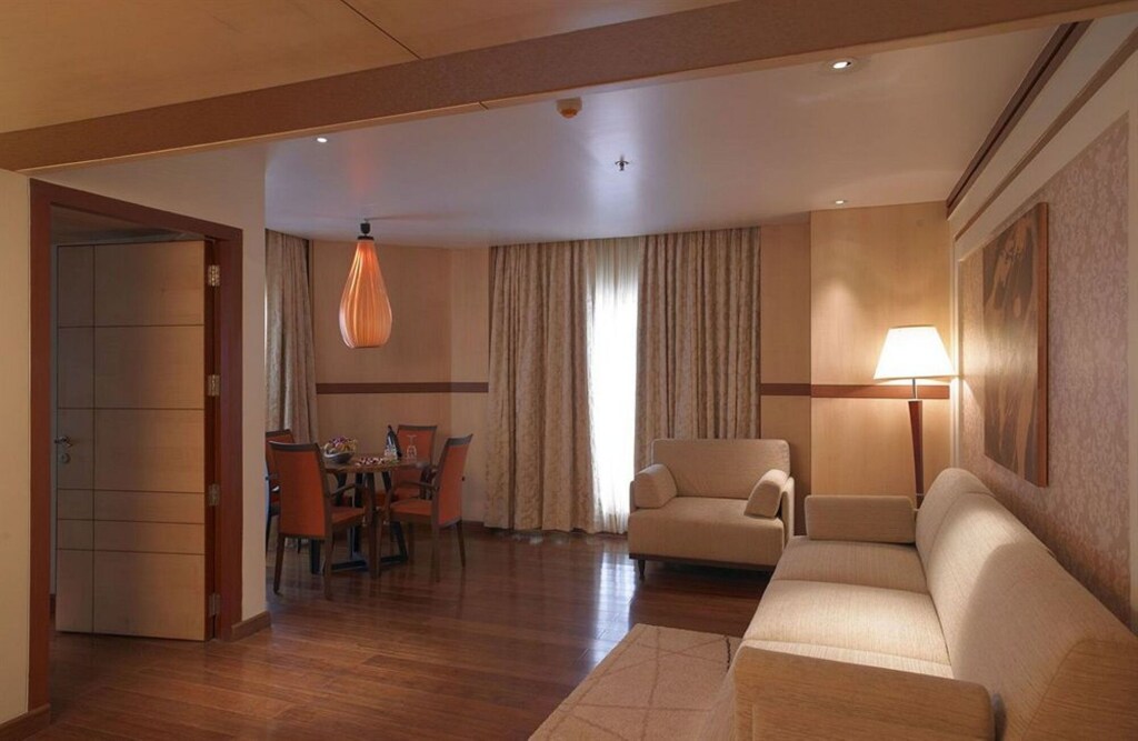 Хоспет: Royal Orchid Central Kireeti