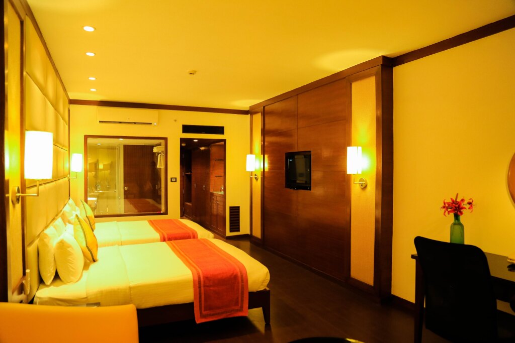 Royal Orchid Resort & Convention Centre — фото 1