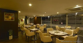 Бангалор: Royal Orchid Suites
