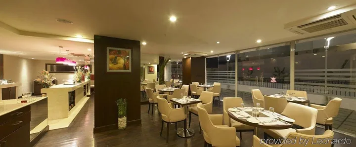 Бангалор: Royal Orchid Suites