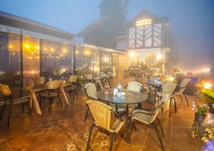 Курсеонг: Cochrane Place