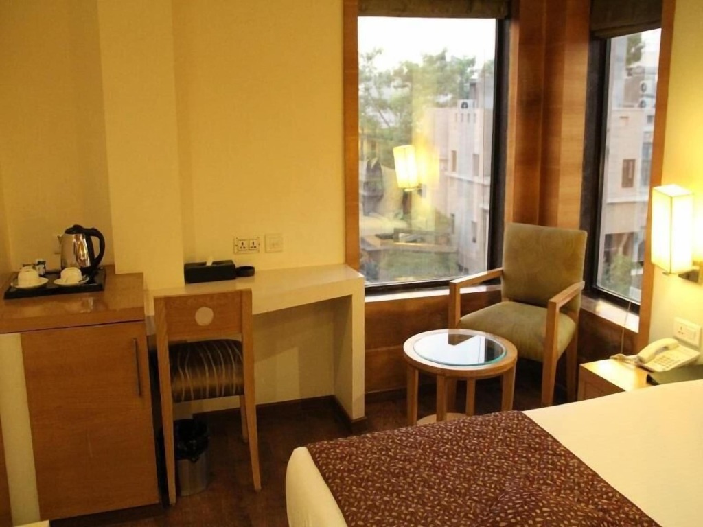 Нью-Дели: Almondz Hotel