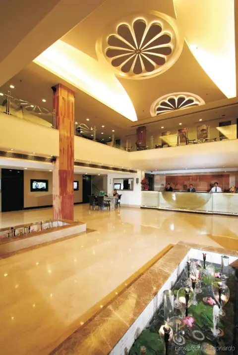 Нью-Дели: Taurus Sarovar Portico