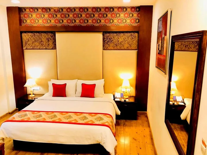 Нью-Дели: Taurus Sarovar Portico