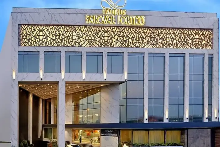 Нью-Дели: Taurus Sarovar Portico