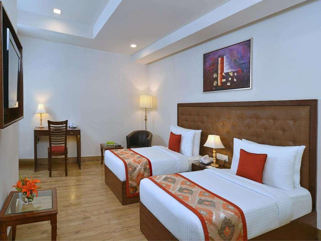 Нью-Дели: Taurus Sarovar Portico