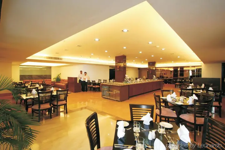 Нью-Дели: Taurus Sarovar Portico