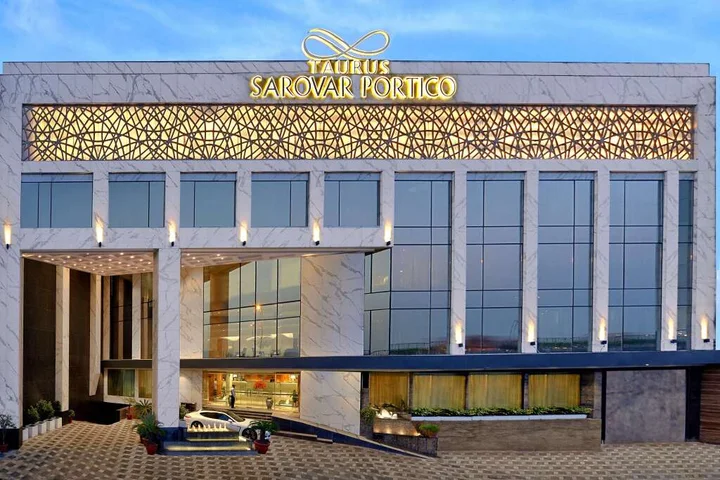 Нью-Дели: Taurus Sarovar Portico