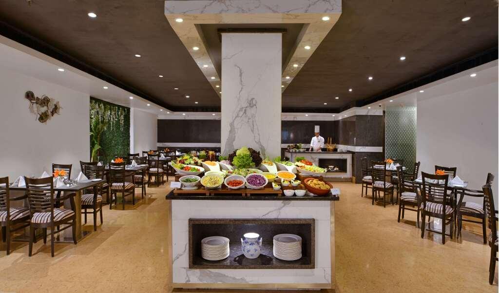 Нью-Дели: Taurus Sarovar Portico