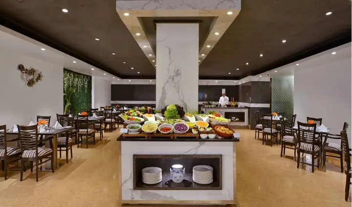 Нью-Дели: Taurus Sarovar Portico