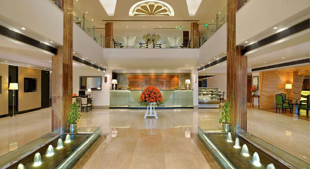 Нью-Дели: Taurus Sarovar Portico