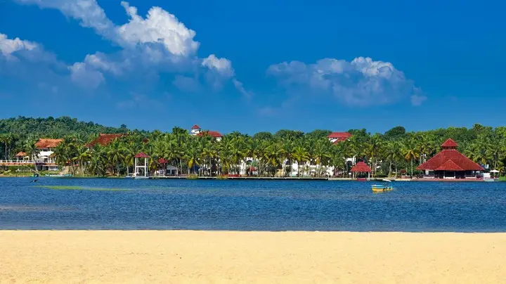 Пувар: Estuary Sarovar Premiere , Poovar Island