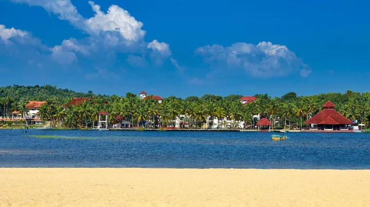 Пувар: Estuary Sarovar Premiere , Poovar Island