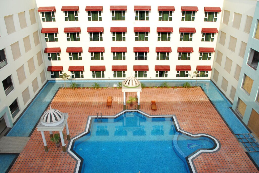 Кукас: Cambay Grand