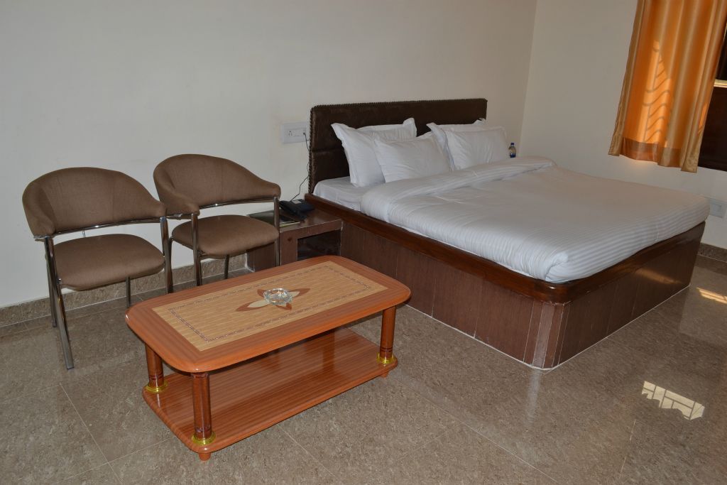 Катра: Hotel Singh Axis