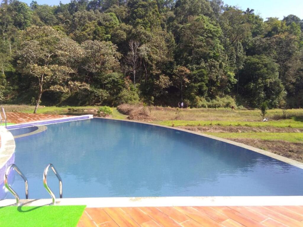 Какабе: Three Hills Coorg