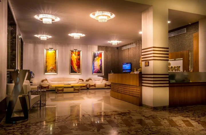 Тхане: Hotel Sea N Rock
