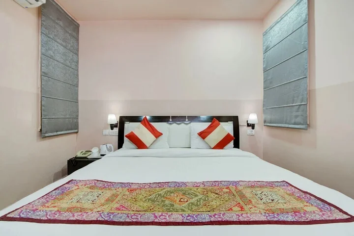 Нойда: Hotel Kayanaat