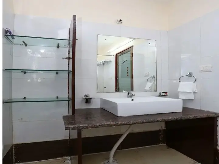 Нойда: Hotel Kayanaat