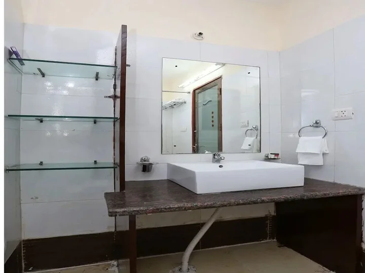 Нойда: Hotel Kayanaat