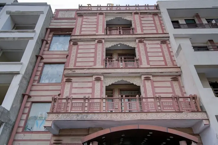 Нойда: Hotel Kayanaat