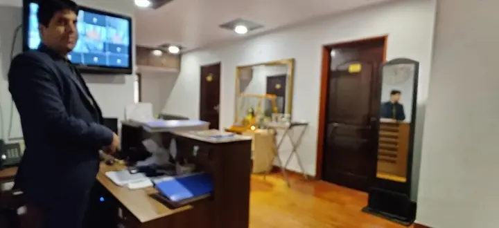 Нойда: Hotel Kayanaat