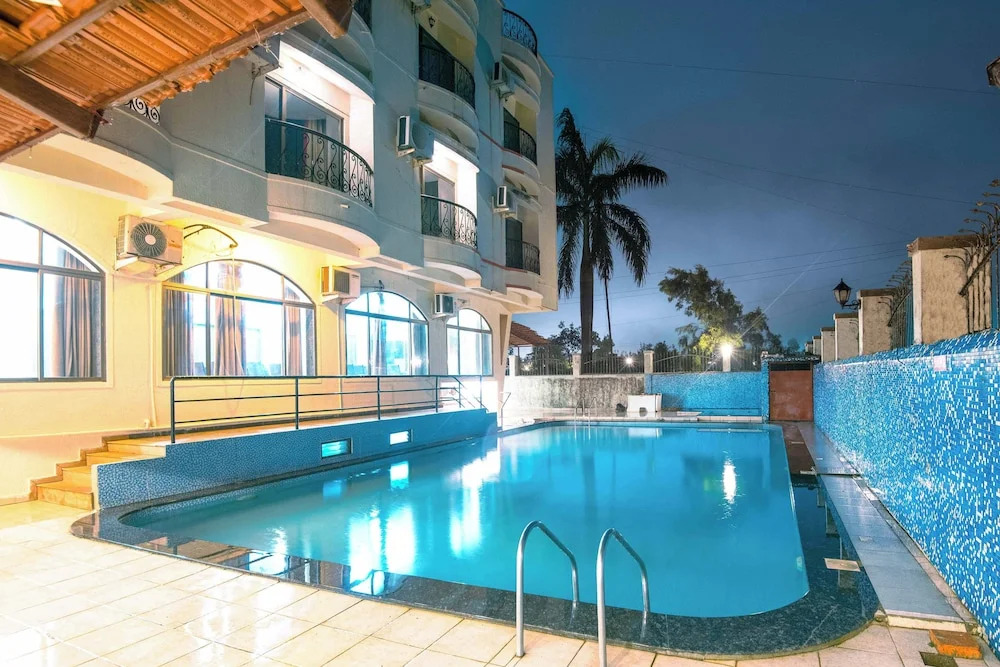 Лонавала: Treebo Reveniir Resort with Pool
