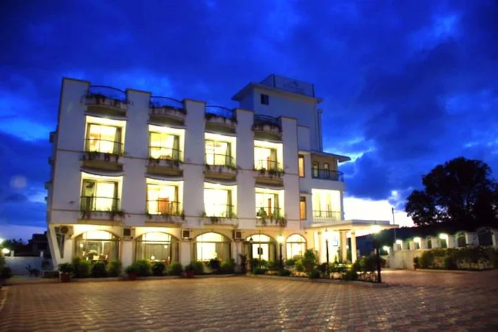 Лонавала: Treebo Reveniir Resort with Pool