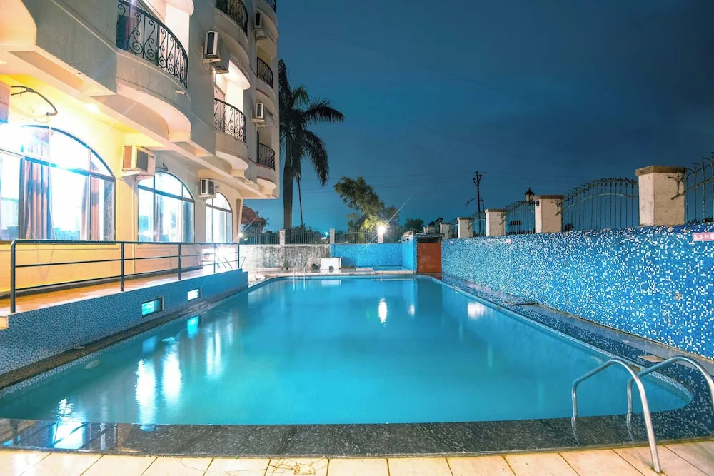 Лонавала: Treebo Reveniir Resort with Pool